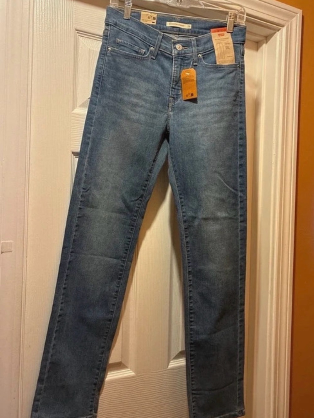 Levi’s 314 shaping straight women’s jeans. Size 28x32